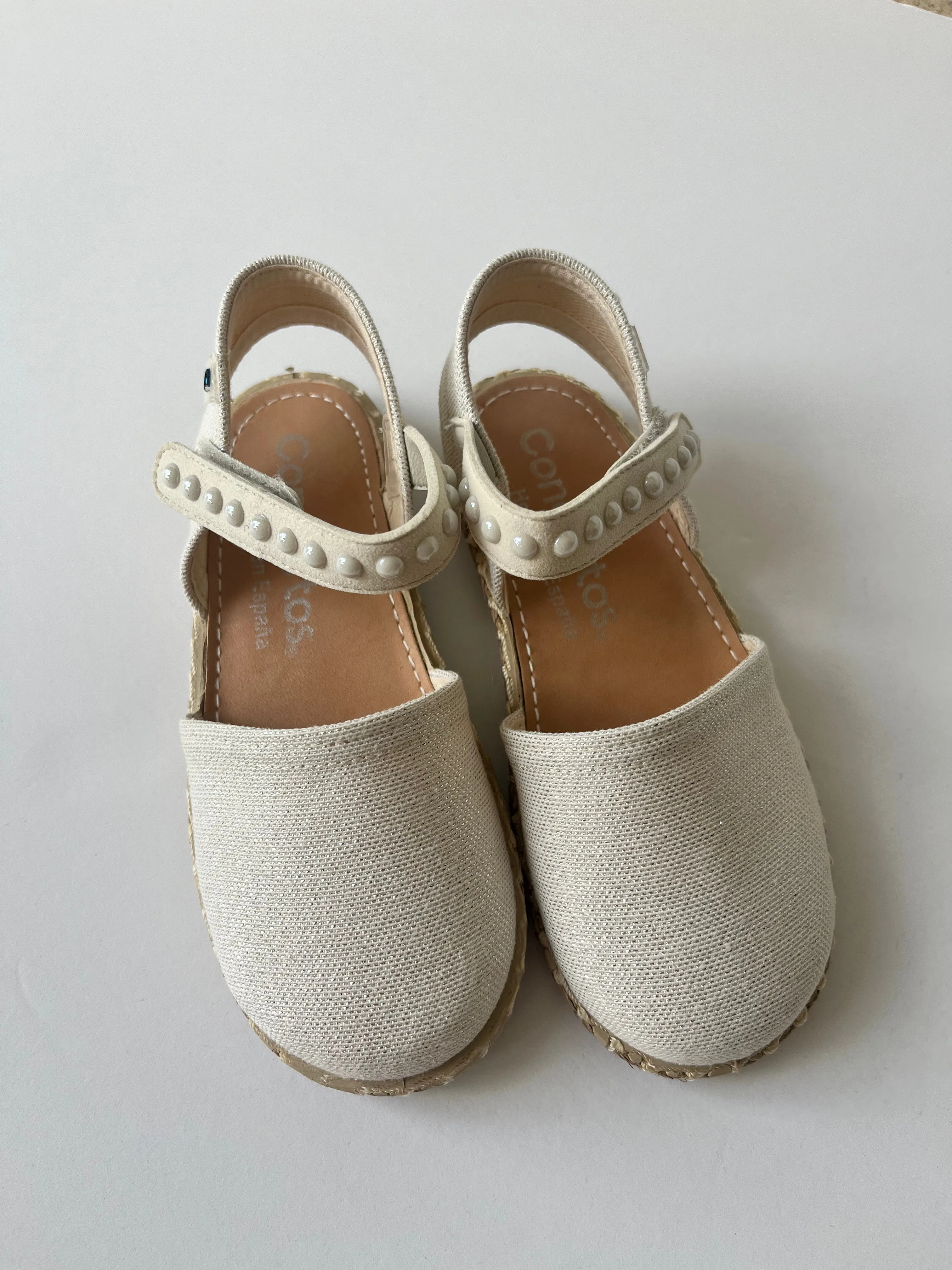 Beige metallic alpargatas with pearl detail and velcro closure