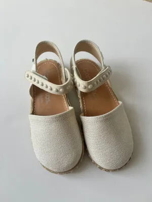 Beige metallic alpargatas with pearl detail and velcro closure