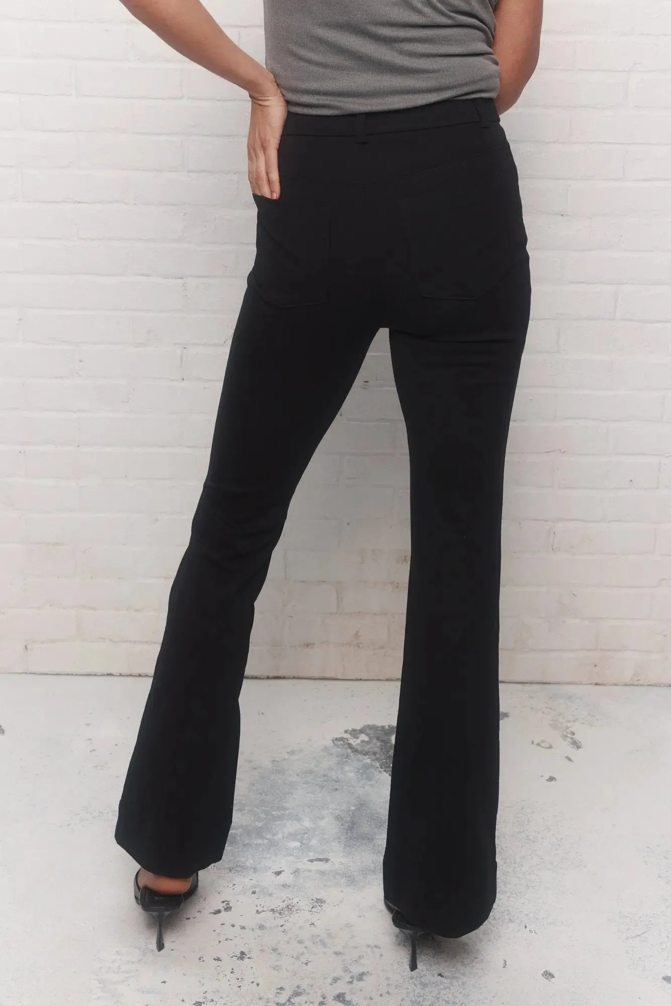 Pantalon noir à jambe évasée | Freya