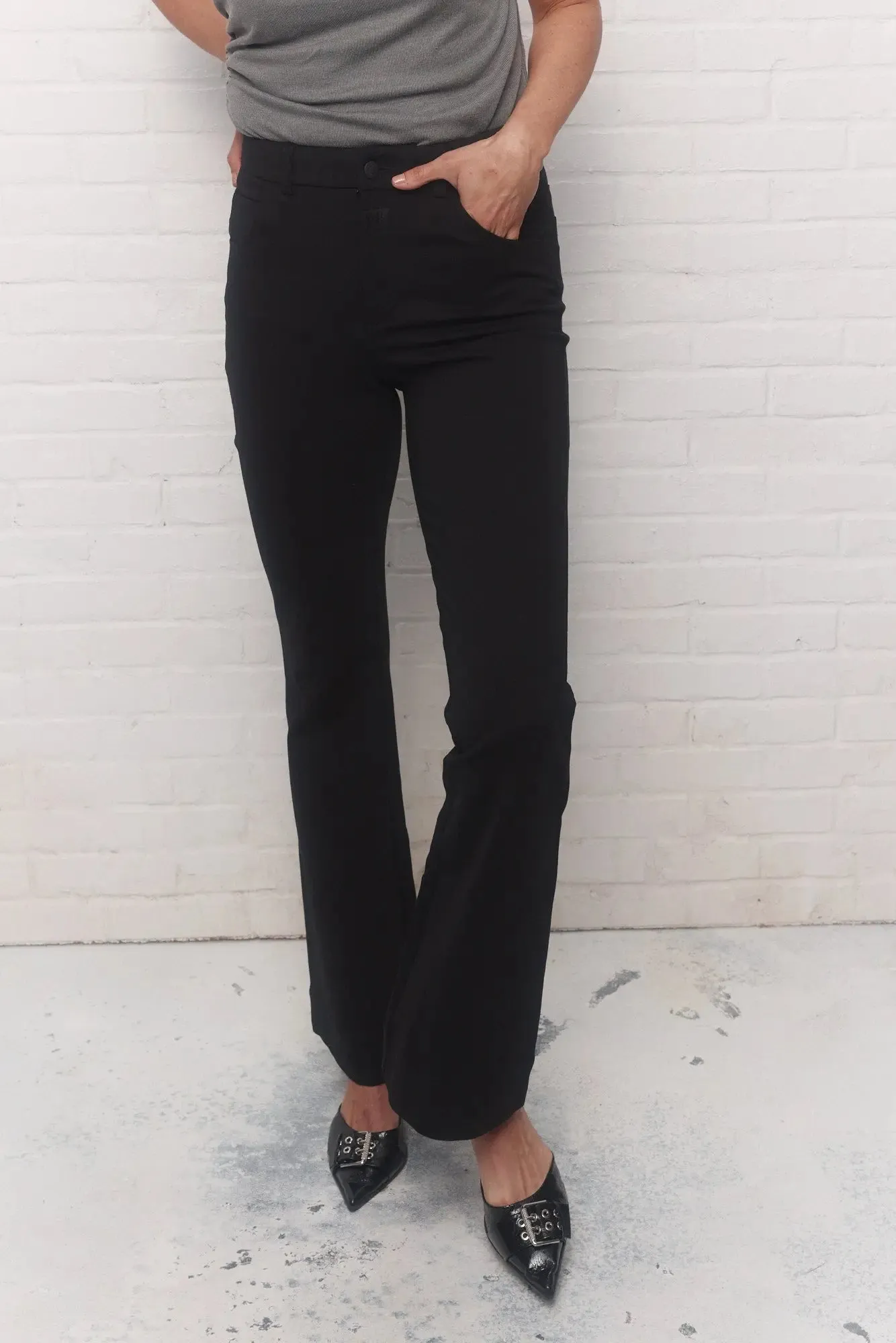 Pantalon noir à jambe évasée | Freya